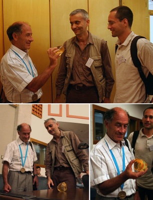 V•I•阿诺德教授（左）和“攻不克”的两位发明者——匈牙利数学家Gabor Domokos（中）和Péter Várkonyi（右）